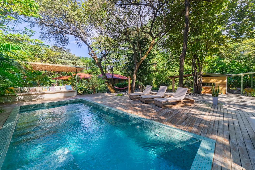 A view from the pool overlooking the garden and cabinas